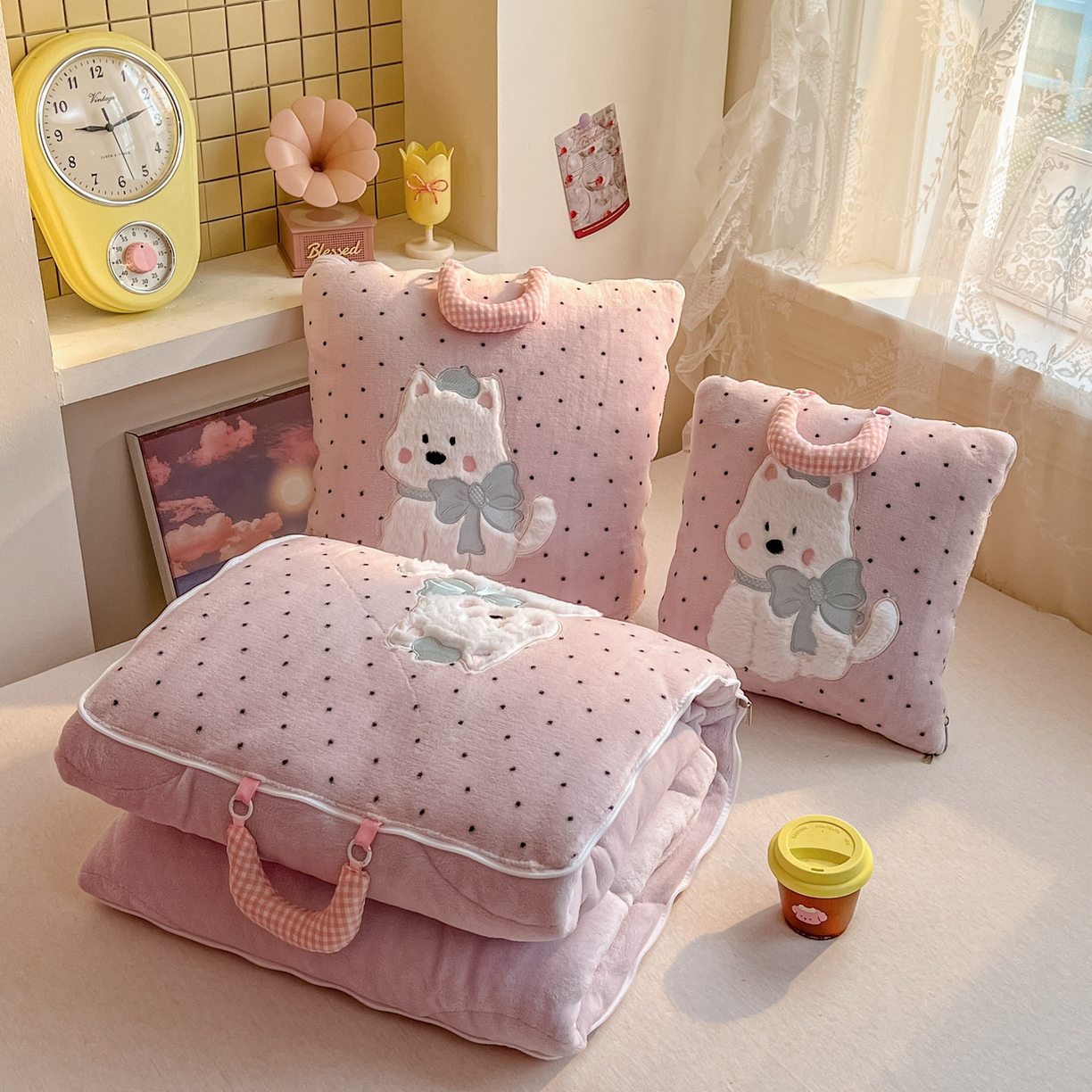 91家纺网 家纺一手货源 找家纺 番茄+ 2025新款牛奶绒贴布绣西高地抱枕被 波点-粉