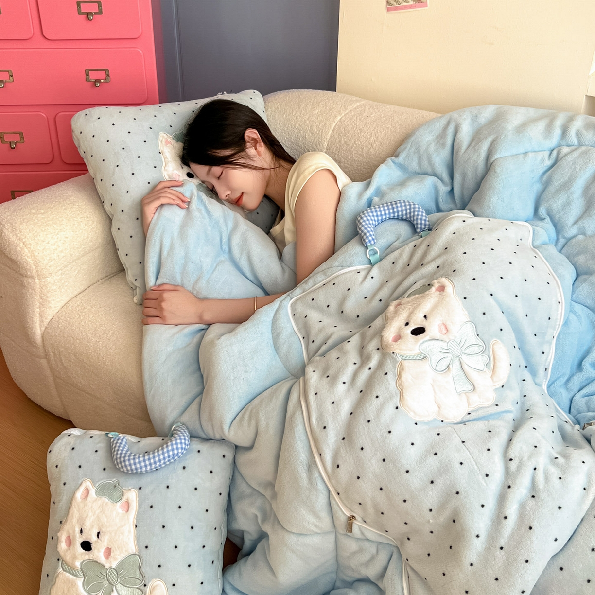 91家纺网 家纺一手货源 找家纺 番茄+ 2025新款牛奶绒贴布绣西高地抱枕被 波点-蓝