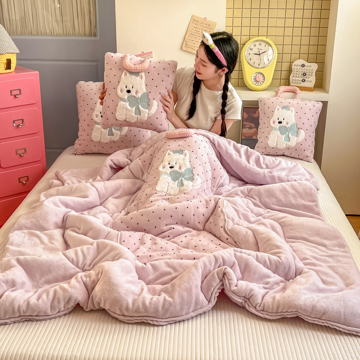 91家纺网 家纺一手货源 找家纺 番茄+ 2025新款牛奶绒贴布绣西高地抱枕被 波点-粉