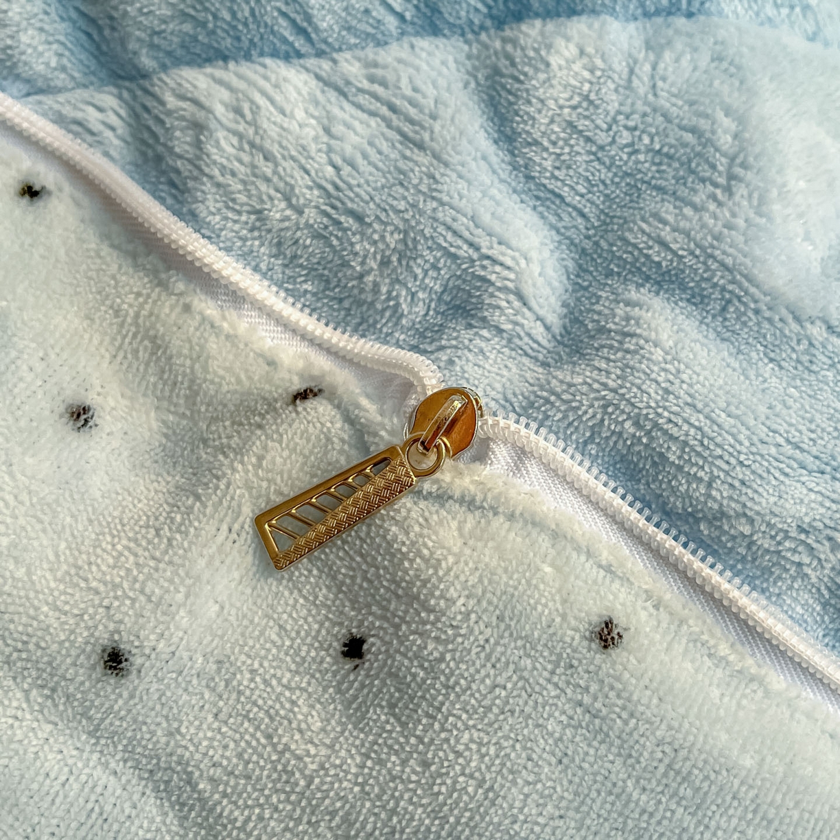 91家纺网 家纺一手货源 找家纺 番茄+ 2025新款牛奶绒贴布绣西高地抱枕被 波点-蓝