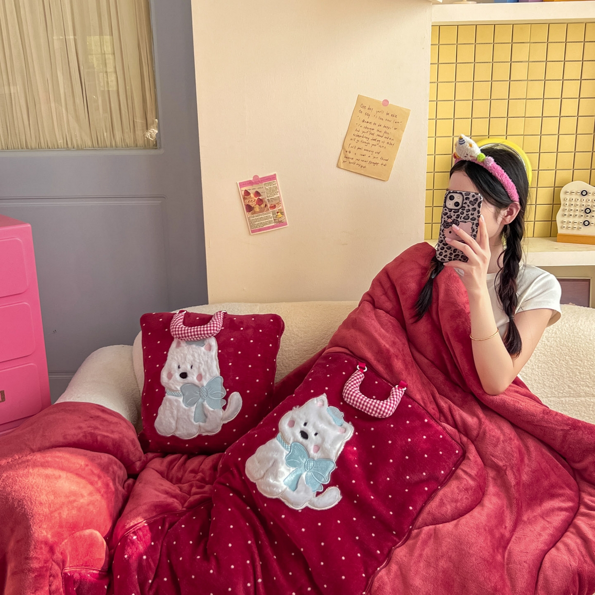 91家纺网 家纺一手货源 找家纺 番茄+ 2025新款牛奶绒贴布绣西高地抱枕被 波点-酒红