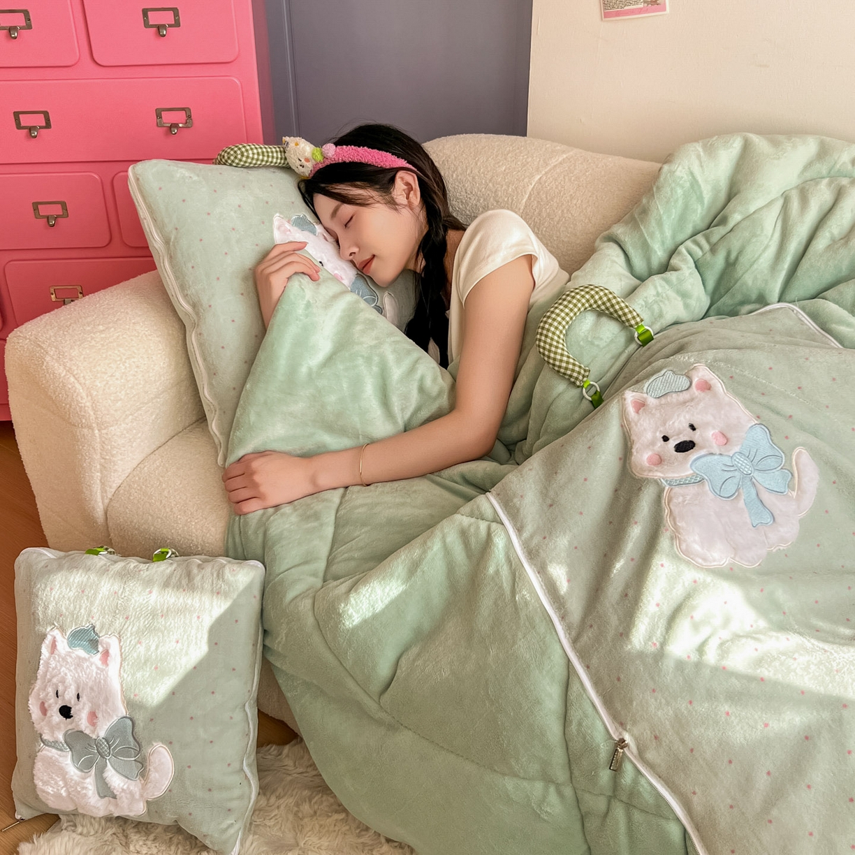 91家纺网 家纺一手货源 找家纺 番茄+ 2025新款牛奶绒贴布绣西高地抱枕被 波点-绿