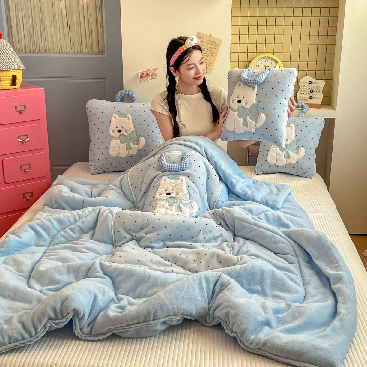 91家纺网 家纺一手货源 找家纺 番茄+ 2025新款牛奶绒贴布绣西高地抱枕被 波点-蓝