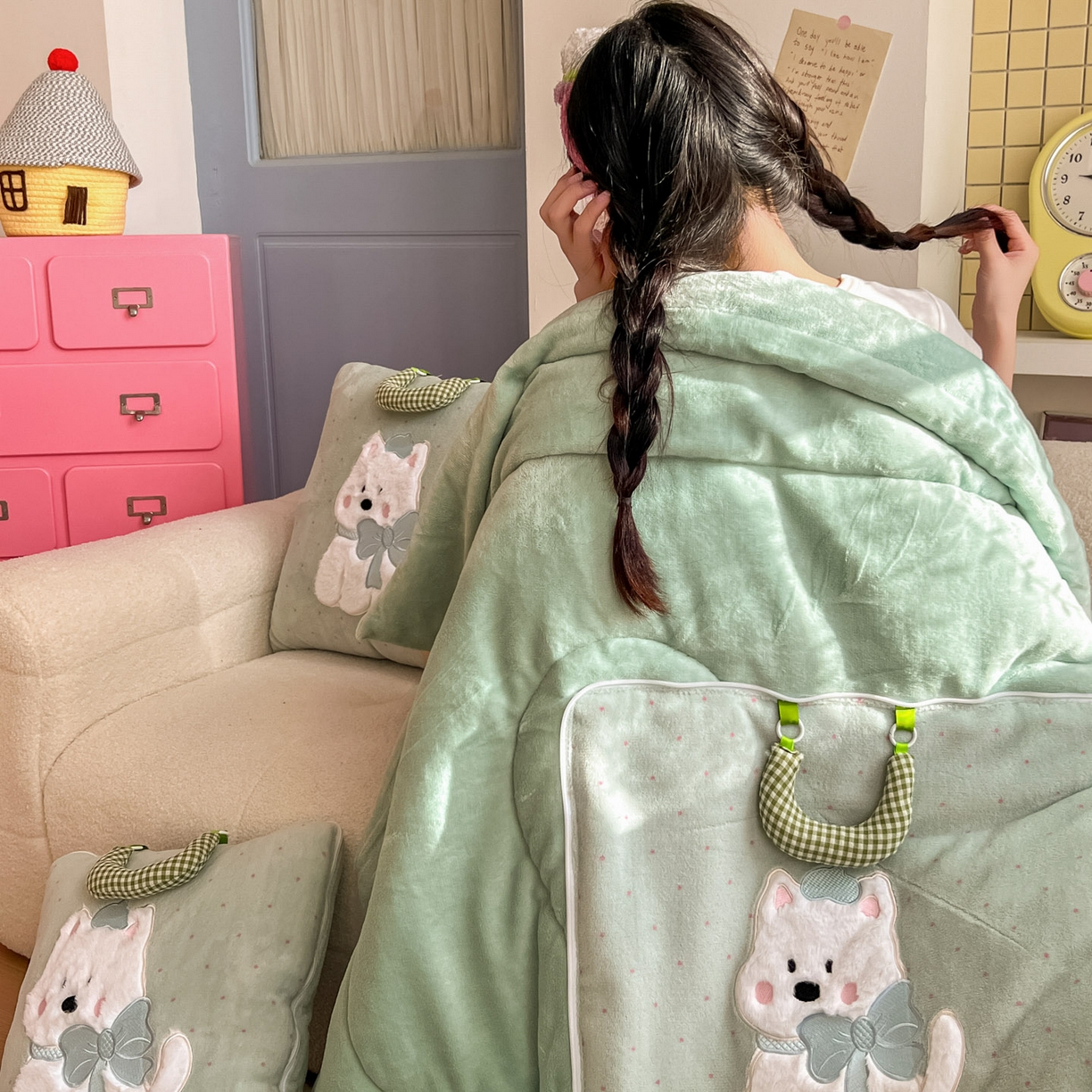 91家纺网 家纺一手货源 找家纺 番茄+ 2025新款牛奶绒贴布绣西高地抱枕被 波点-绿