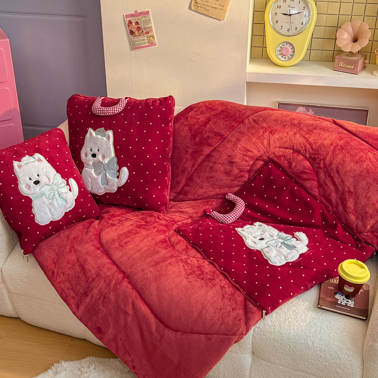 91家纺网 家纺一手货源 找家纺 番茄+ 2025新款牛奶绒贴布绣西高地抱枕被 波点-酒红