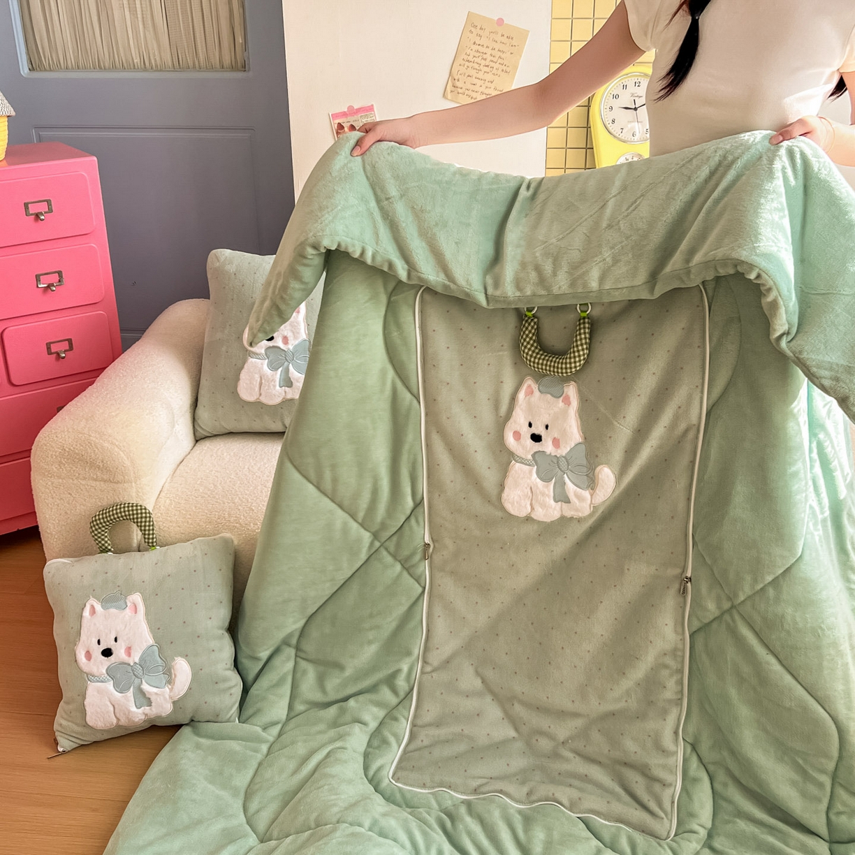 91家纺网 家纺一手货源 找家纺 番茄+ 2025新款牛奶绒贴布绣西高地抱枕被 波点-绿