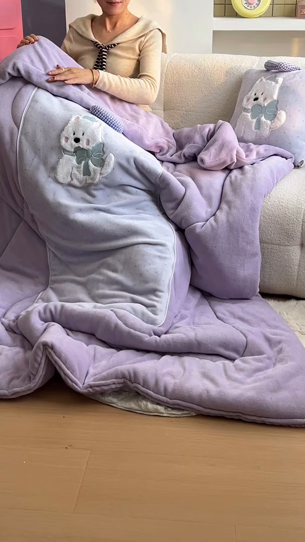 91家纺网 家纺一手货源 找家纺 番茄+ 2025新款牛奶绒贴布绣西高地抱枕被 波点-紫