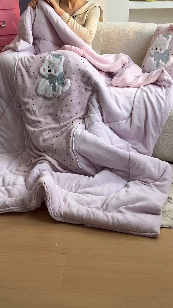 91家纺网 家纺一手货源 找家纺 番茄+ 2025新款牛奶绒贴布绣西高地抱枕被 波点-粉