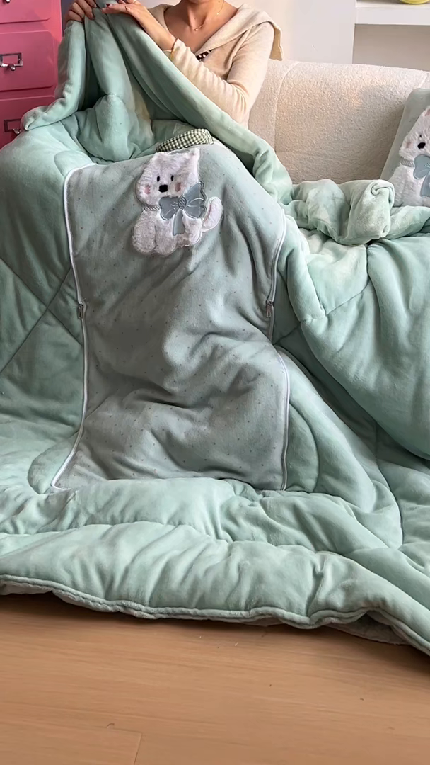 91家纺网 家纺一手货源 找家纺 番茄+ 2025新款牛奶绒贴布绣西高地抱枕被 波点-绿