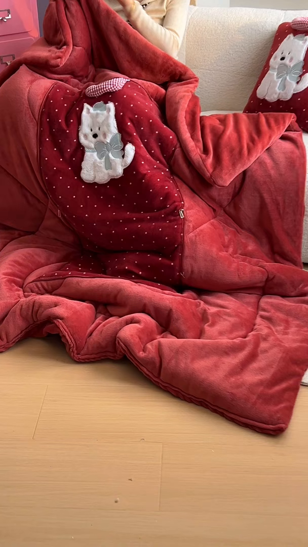 91家纺网 家纺一手货源 找家纺 番茄+ 2025新款牛奶绒贴布绣西高地抱枕被 波点-酒红