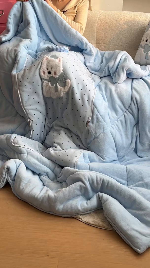 91家纺网 家纺一手货源 找家纺 番茄+ 2025新款牛奶绒贴布绣西高地抱枕被 波点-蓝