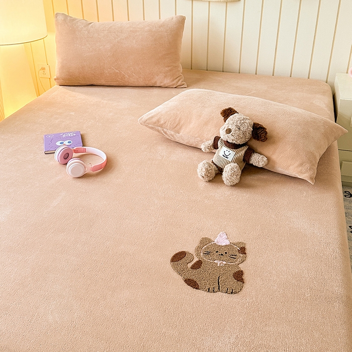 91家纺网 家纺一手货源 找家纺 云尚床笠 2026新款亲肤舒适毛巾绣牛奶绒加厚单床笠单品床笠单件床笠-卡通猫 卡通猫-暖阳杏