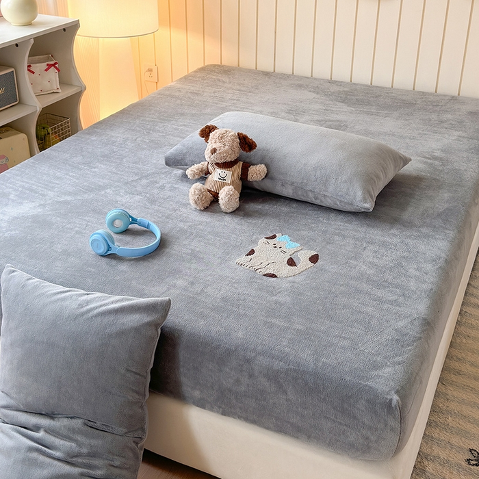 91家纺网 家纺一手货源 找家纺 云尚床笠 2026新款亲肤舒适毛巾绣牛奶绒加厚单床笠单品床笠单件床笠-卡通猫 卡通猫-高级灰