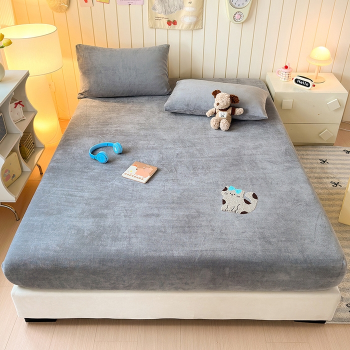 91家纺网 家纺一手货源 找家纺 云尚床笠 2026新款亲肤舒适毛巾绣牛奶绒加厚单床笠单品床笠单件床笠-卡通猫 卡通猫-高级灰