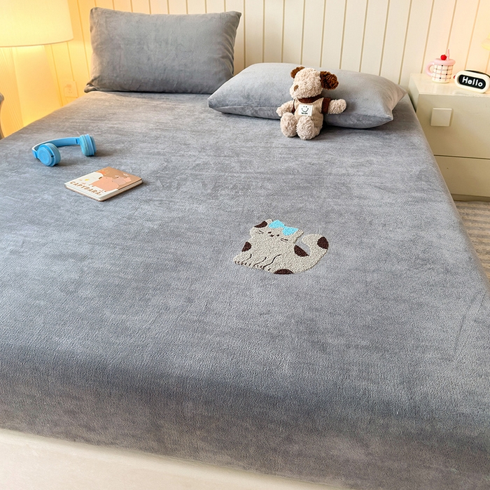 91家纺网 家纺一手货源 找家纺 云尚床笠 2026新款亲肤舒适毛巾绣牛奶绒加厚单床笠单品床笠单件床笠-卡通猫 卡通猫-高级灰