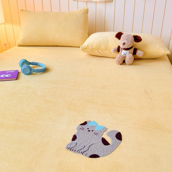 91家纺网 家纺一手货源 找家纺 云尚床笠 2026新款亲肤舒适毛巾绣牛奶绒加厚单床笠单品床笠单件床笠-卡通猫 卡通猫-鹅绒黄