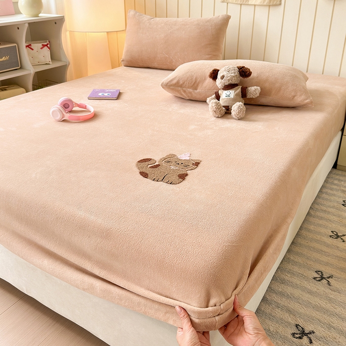 91家纺网 家纺一手货源 找家纺 云尚床笠 2026新款亲肤舒适毛巾绣牛奶绒加厚单床笠单品床笠单件床笠-卡通猫 卡通猫-暖阳杏