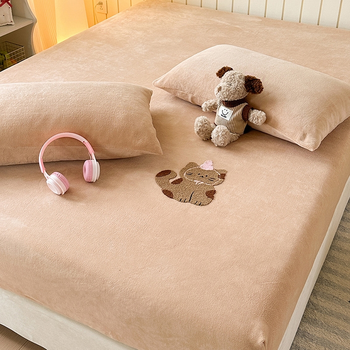 91家纺网 家纺一手货源 找家纺 云尚床笠 2026新款亲肤舒适毛巾绣牛奶绒加厚单床笠单品床笠单件床笠-卡通猫 卡通猫-暖阳杏