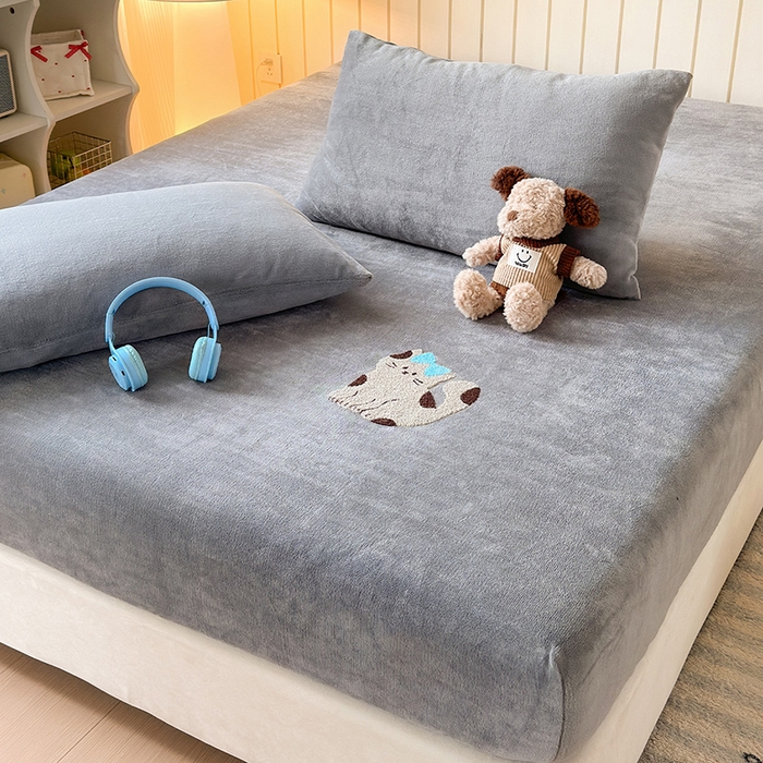 91家纺网 家纺一手货源 找家纺 云尚床笠 2026新款亲肤舒适毛巾绣牛奶绒加厚单床笠单品床笠单件床笠-卡通猫 卡通猫-高级灰