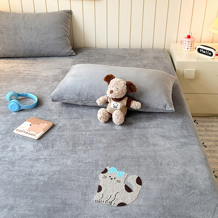 91家纺网 家纺一手货源 找家纺 云尚床笠 2026新款亲肤舒适毛巾绣牛奶绒加厚单床笠单品床笠单件床笠-卡通猫 卡通猫-高级灰