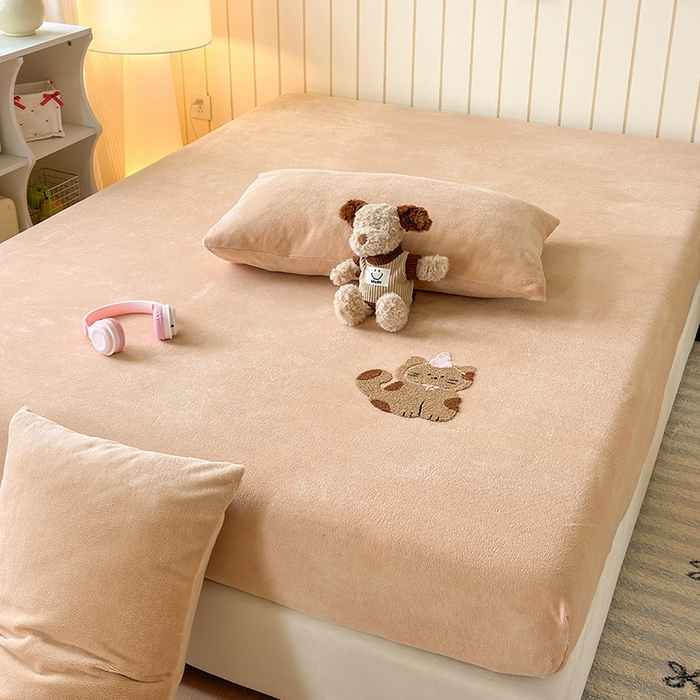 91家纺网 家纺一手货源 找家纺 云尚床笠 2026新款亲肤舒适毛巾绣牛奶绒加厚单床笠单品床笠单件床笠-卡通猫 卡通猫-暖阳杏