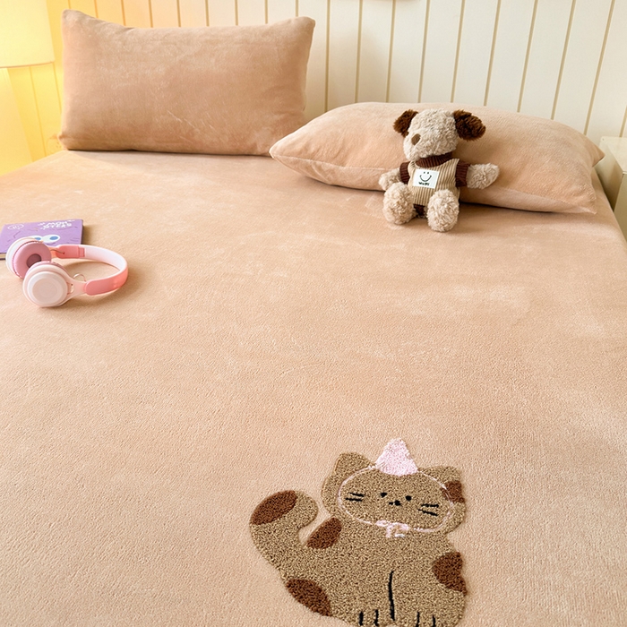 91家纺网 家纺一手货源 找家纺 云尚床笠 2026新款亲肤舒适毛巾绣牛奶绒加厚单床笠单品床笠单件床笠-卡通猫 卡通猫-暖阳杏