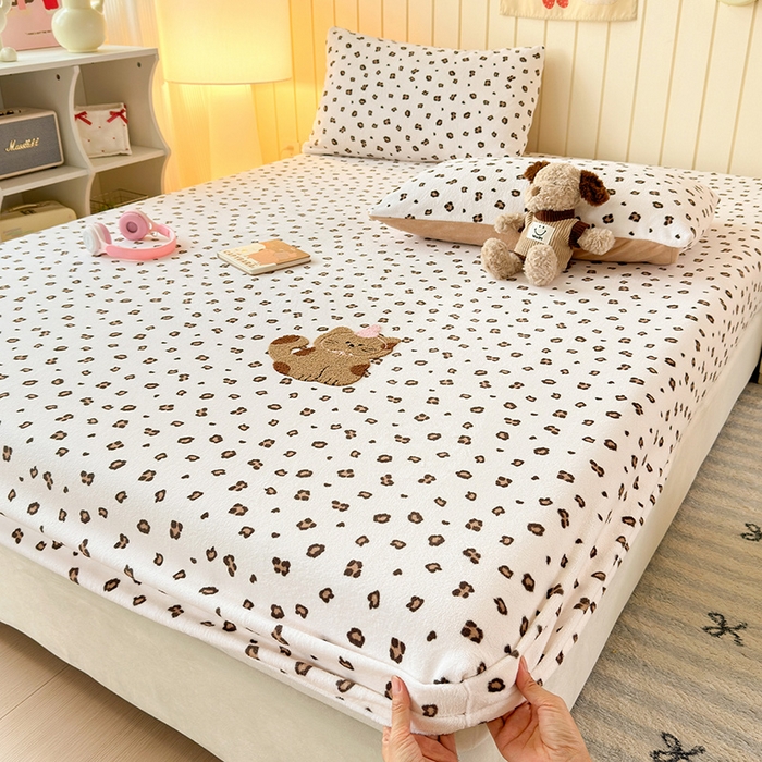 91家纺网 家纺一手货源 找家纺 云尚床笠 2026新款亲肤舒适毛巾绣牛奶绒加厚单床笠单品床笠单件床笠-卡通猫 卡通猫-小豹纹米