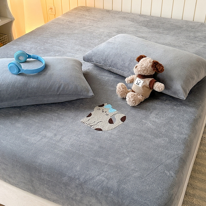 91家纺网 家纺一手货源 找家纺 云尚床笠 2026新款亲肤舒适毛巾绣牛奶绒加厚单床笠单品床笠单件床笠-卡通猫 卡通猫-高级灰