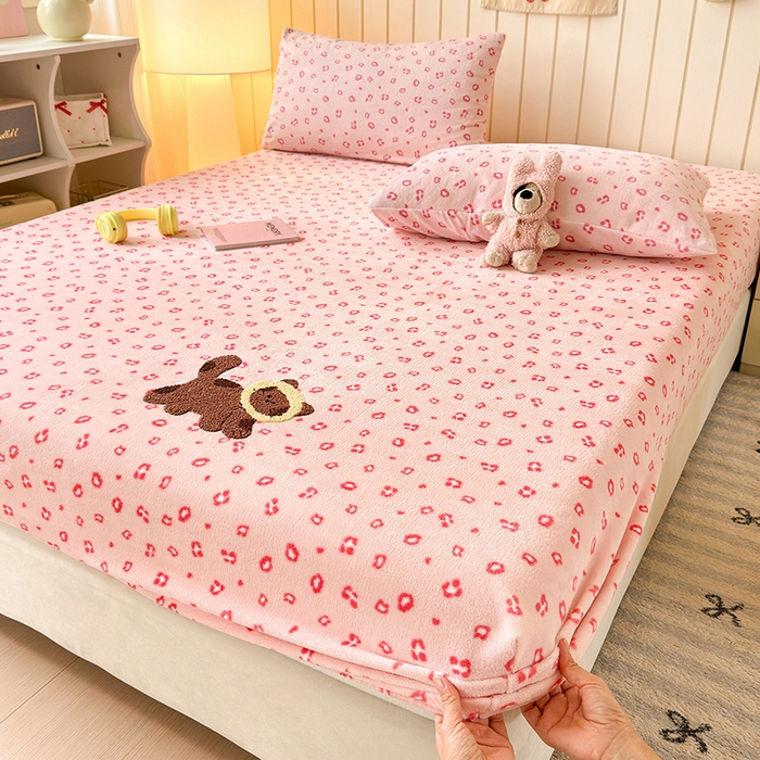 91家纺网 家纺一手货源 找家纺 云尚床笠 2026新款亲肤舒适毛巾绣牛奶绒加厚单床笠单品床笠单件床笠-卡通猫 卡通猫-小豹纹粉