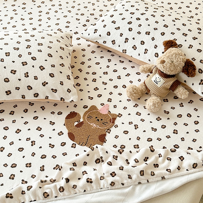 91家纺网 家纺一手货源 找家纺 云尚床笠 2026新款亲肤舒适毛巾绣牛奶绒加厚单床笠单品床笠单件床笠-卡通猫 卡通猫-小豹纹米