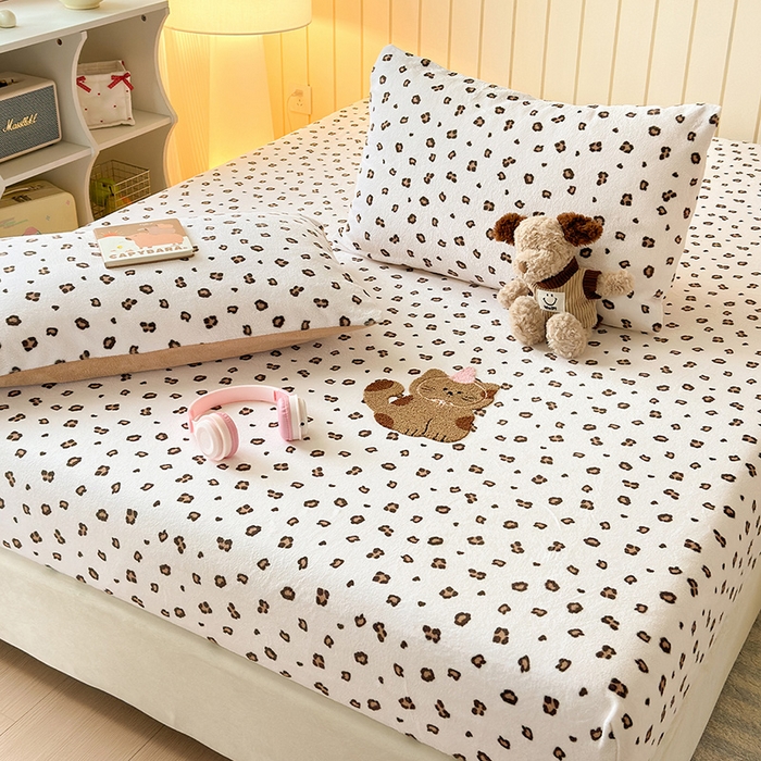 91家纺网 家纺一手货源 找家纺 云尚床笠 2026新款亲肤舒适毛巾绣牛奶绒加厚单床笠单品床笠单件床笠-卡通猫 卡通猫-小豹纹米