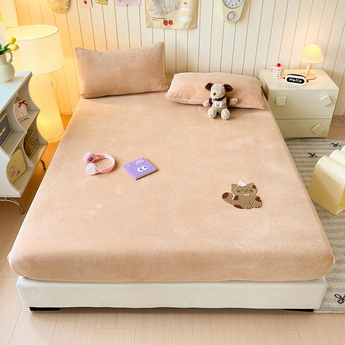 91家纺网 家纺一手货源 找家纺 云尚床笠 2026新款亲肤舒适毛巾绣牛奶绒加厚单床笠单品床笠单件床笠-卡通猫 卡通猫-暖阳杏