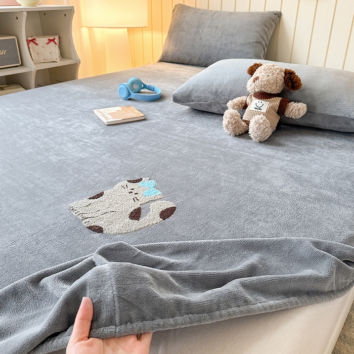 91家纺网 家纺一手货源 找家纺 云尚床笠 2026新款亲肤舒适毛巾绣牛奶绒加厚单床笠单品床笠单件床笠-卡通猫 卡通猫-高级灰