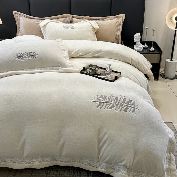 91家纺网 家纺一手货源 找家纺 （总）眠博士 2025新款A类230g全消光牛奶绒绣花四件套-威登