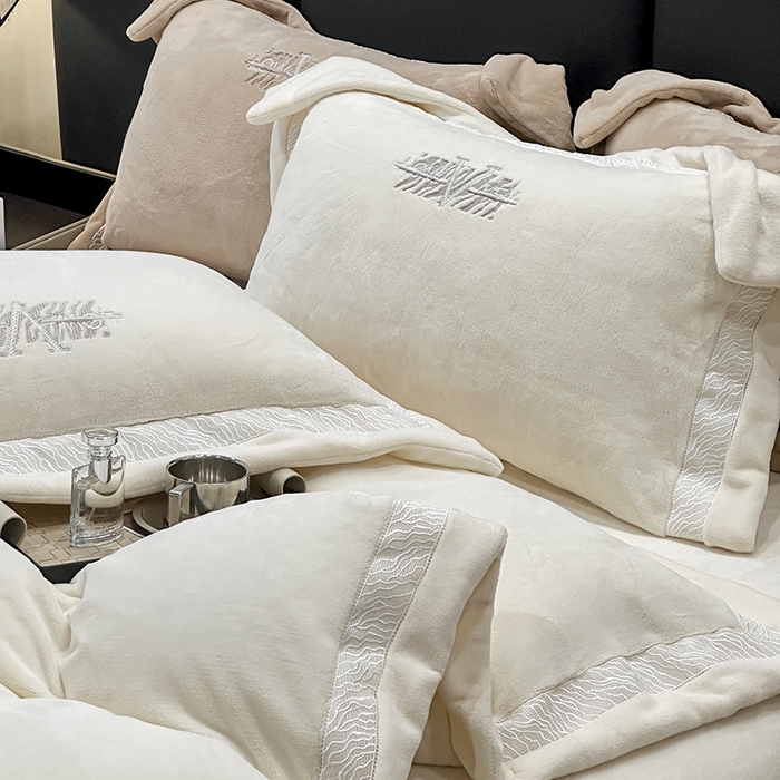 91家纺网 家纺一手货源 找家纺 眠博士 2025新款A类230g全消光牛奶绒绣花四件套-威登 威登-奶白