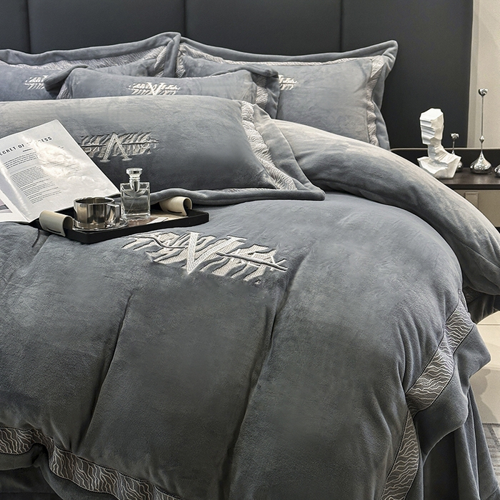 91家纺网 家纺一手货源 找家纺 眠博士 2025新款A类230g全消光牛奶绒绣花四件套-威登 威登-深灰