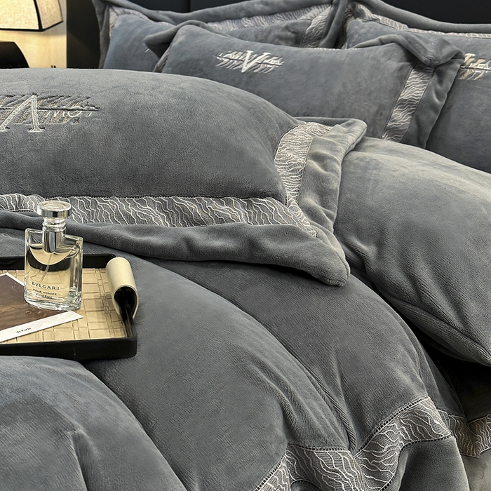 91家纺网 家纺一手货源 找家纺 眠博士 2025新款A类230g全消光牛奶绒绣花四件套-威登 威登-深灰