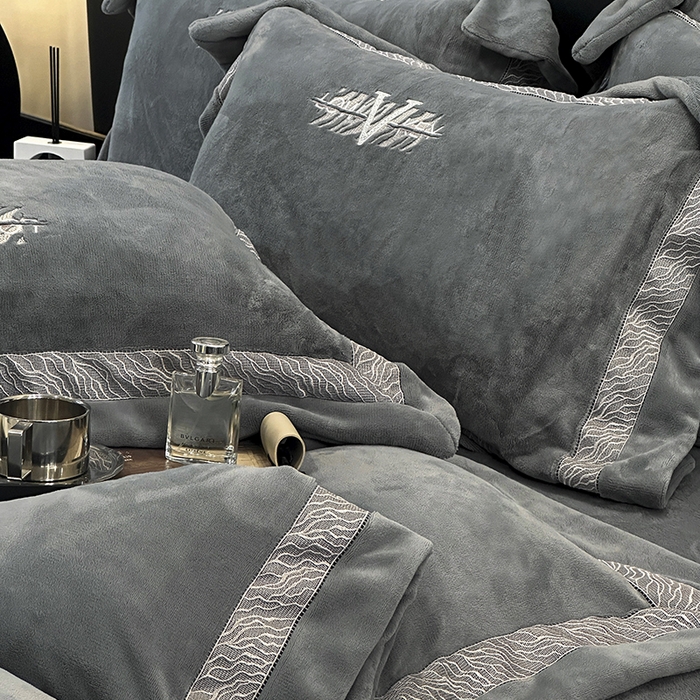 91家纺网 家纺一手货源 找家纺 眠博士 2025新款A类230g全消光牛奶绒绣花四件套-威登 威登-深灰