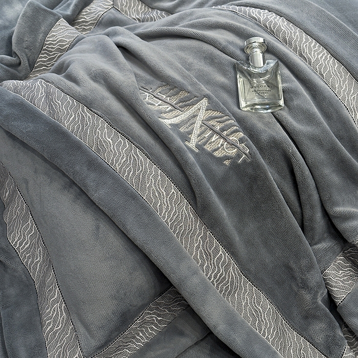 91家纺网 家纺一手货源 找家纺 眠博士 2025新款A类230g全消光牛奶绒绣花四件套-威登 威登-深灰