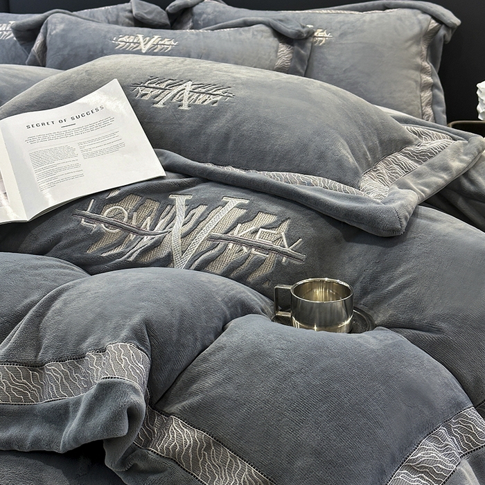 91家纺网 家纺一手货源 找家纺 眠博士 2025新款A类230g全消光牛奶绒绣花四件套-威登 威登-深灰