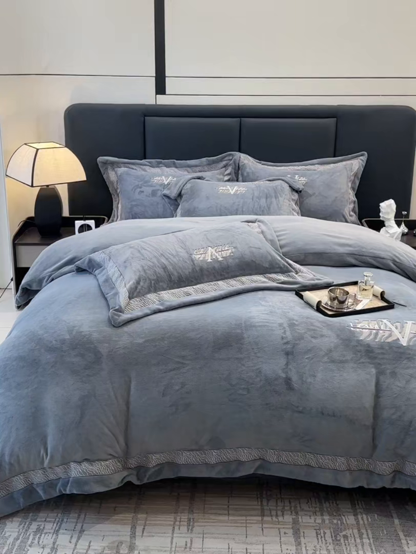 91家纺网 家纺一手货源 找家纺 眠博士 2025新款A类230g全消光牛奶绒绣花四件套-威登 威登-深灰