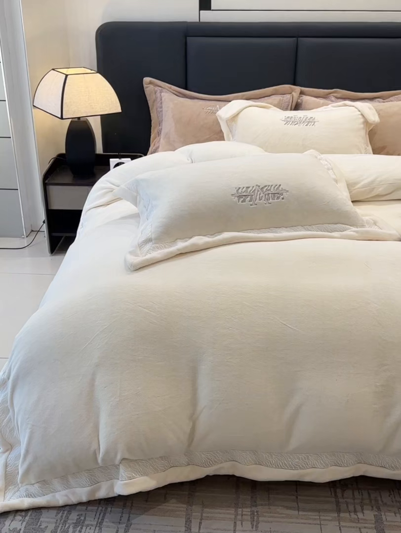 91家纺网 家纺一手货源 找家纺 眠博士 2025新款A类230g全消光牛奶绒绣花四件套-威登 威登-奶白