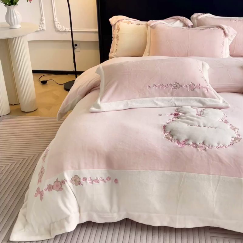 91家纺网 家纺一手货源 找家纺 （总）2025直播热款A类加厚牛奶绒四件套保暖双面加绒珊瑚绒重工刺绣被套床单冬季床上用品-妮可兔