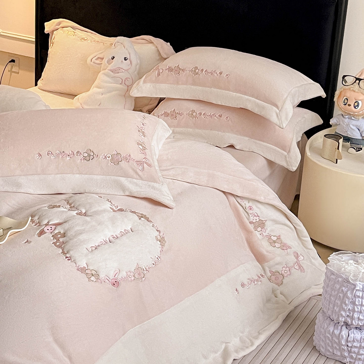 91家纺网 家纺一手货源 找家纺 （总）2025直播热款A类加厚牛奶绒四件套保暖双面加绒珊瑚绒重工刺绣被套床单冬季床上用品-妮可兔