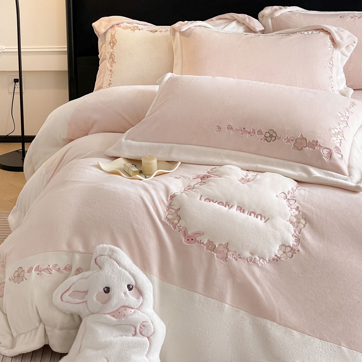2025直播热款A类加厚牛奶绒四件套保暖双面加绒珊瑚绒重工刺绣被套床单冬季床上用品-妮可兔 妮可兔-粉白