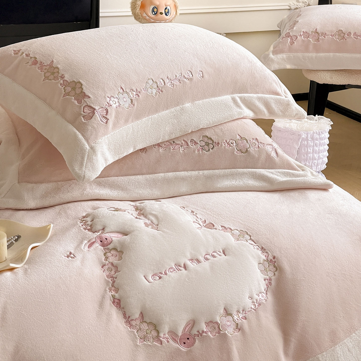 91家纺网 家纺一手货源 找家纺 2025直播热款A类加厚牛奶绒四件套保暖双面加绒珊瑚绒重工刺绣被套床单冬季床上用品-妮可兔 妮可兔-粉白