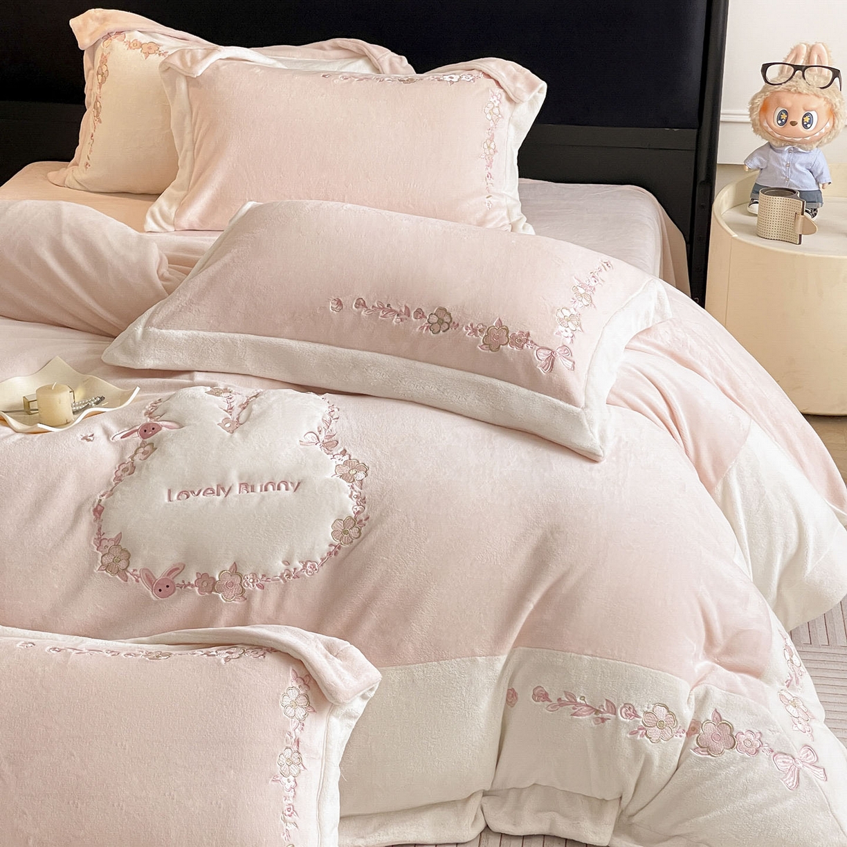 91家纺网 家纺一手货源 找家纺 2025直播热款A类加厚牛奶绒四件套保暖双面加绒珊瑚绒重工刺绣被套床单冬季床上用品-妮可兔 妮可兔-粉白