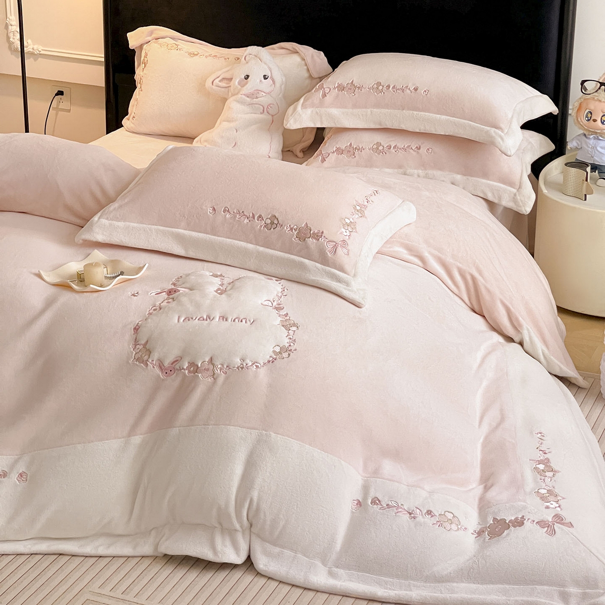 91家纺网 家纺一手货源 找家纺 2025直播热款A类加厚牛奶绒四件套保暖双面加绒珊瑚绒重工刺绣被套床单冬季床上用品-妮可兔 妮可兔-粉白