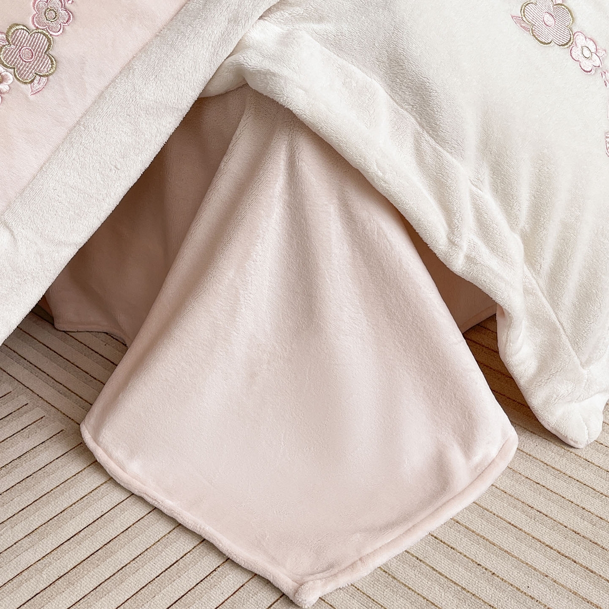 91家纺网 家纺一手货源 找家纺 2025直播热款A类加厚牛奶绒四件套保暖双面加绒珊瑚绒重工刺绣被套床单冬季床上用品-妮可兔 妮可兔-粉白