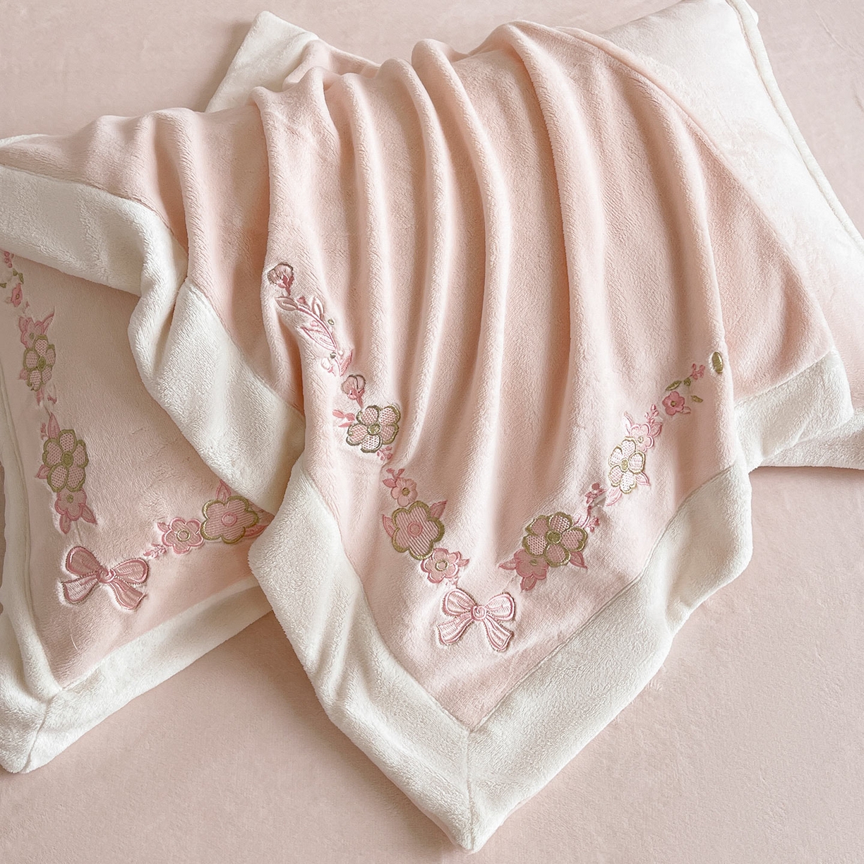 91家纺网 家纺一手货源 找家纺 2025直播热款A类加厚牛奶绒四件套保暖双面加绒珊瑚绒重工刺绣被套床单冬季床上用品-妮可兔 妮可兔-粉白